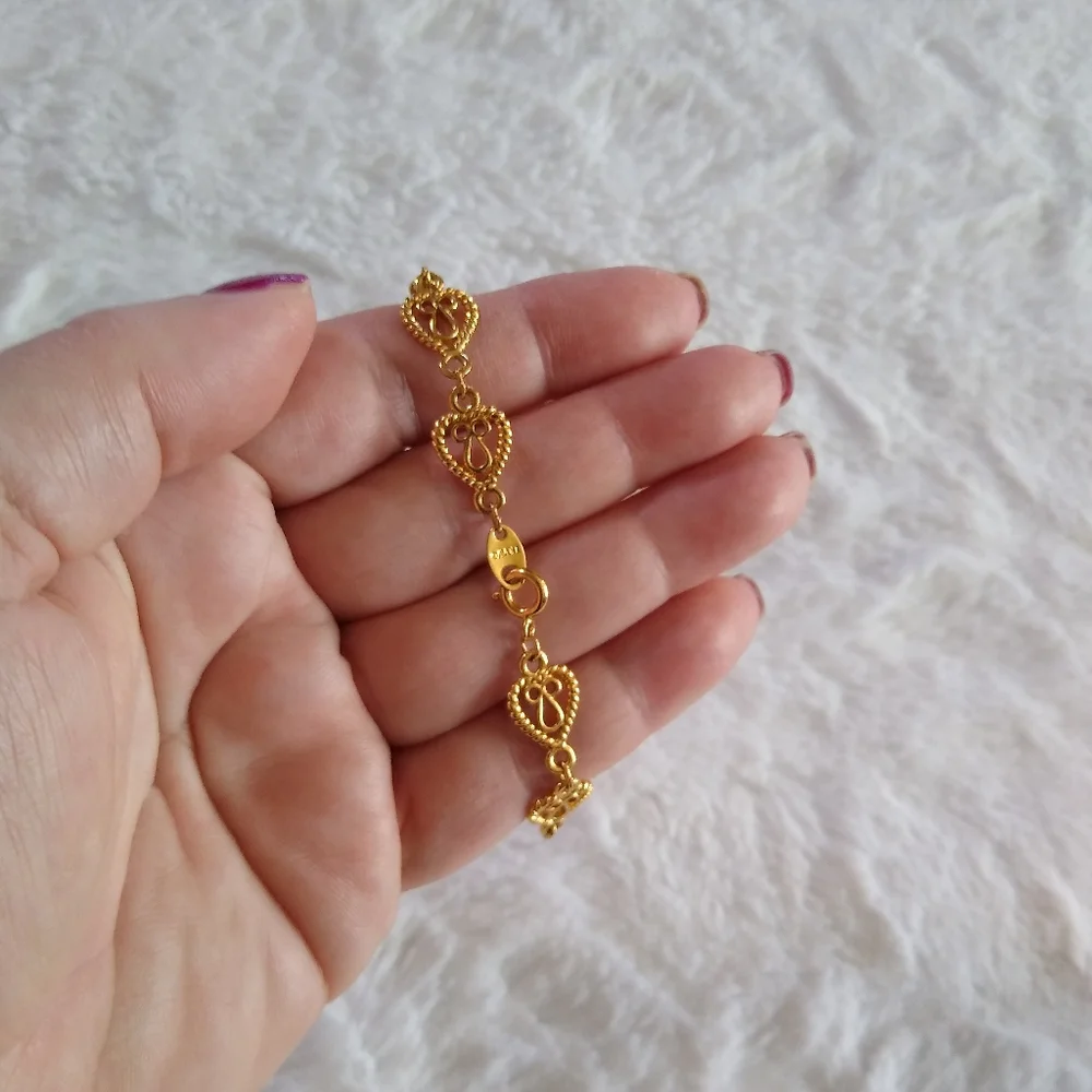 Vintage Avon Gold Tone Simply Hearts Bracelet